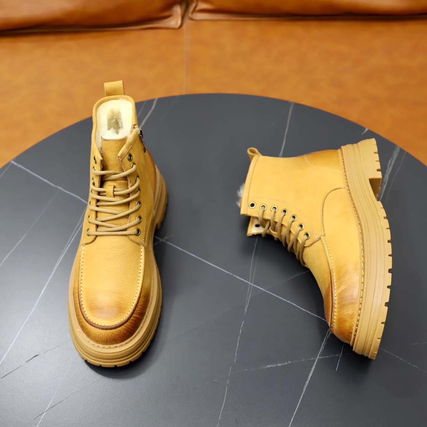 Ex-factory price: 680💰Thick wool imported from Australia Brand: UGG genuine purchasing agent Size: 38-44 (customized in 45) Grade: Official website 1:1 Material: First-layer genuine leather waterproof and antifreeze upper Real wool lining Original non-slip Soft wear-resistant outsole Style category: Men's casual shoes Trendy style Comfortable on the feet Color: Official website color synchronization